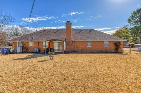 Exterior - 1801 Thorton St, Norman, OK 73069 photo 6 of 9