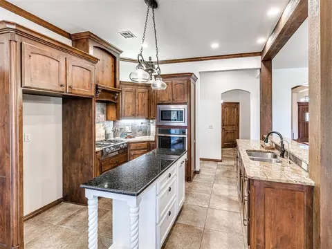 Kitchen - 1433 Bay Bridge Ct, Edmond, OK 73034 photo 3 of 4