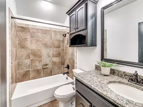 Bath - 1433 Bay Bridge Ct, Edmond, OK 73034 photo 7 of 7