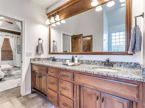Bath - 1433 Bay Bridge Ct, Edmond, OK 73034 photo 2 of 7
