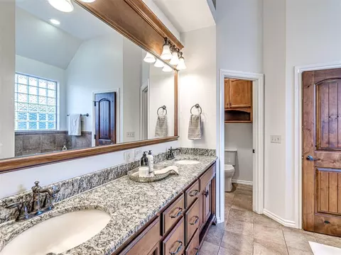 Bath - 1433 Bay Bridge Ct, Edmond, OK 73034 photo 4 of 7