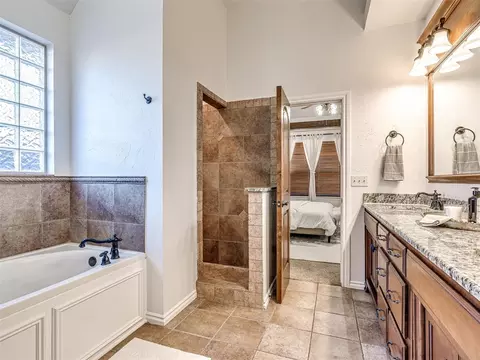 Bath - 1433 Bay Bridge Ct, Edmond, OK 73034 photo 3 of 7