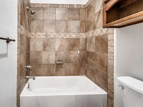 Bath - 1433 Bay Bridge Ct, Edmond, OK 73034 photo 6 of 7