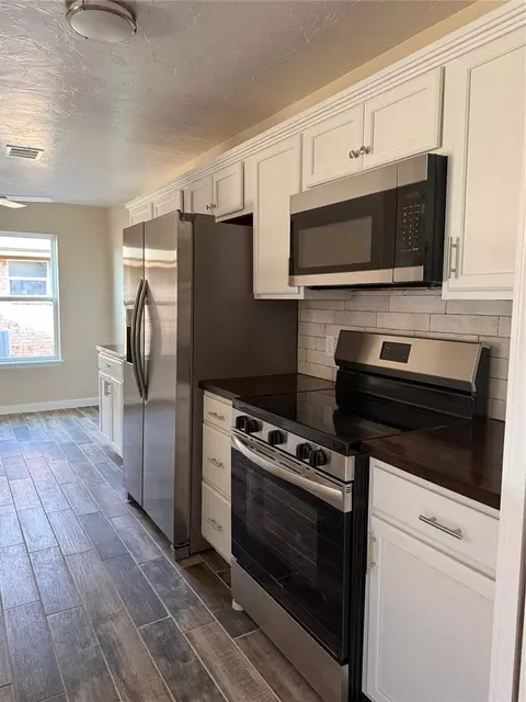 Kitchen - 1808 E Tyler St, Altus, OK 73521 photo 2 of 2