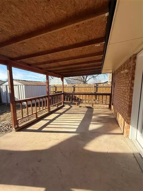 Exterior - 1808 E Tyler St, Altus, OK 73521 photo 4 of 4