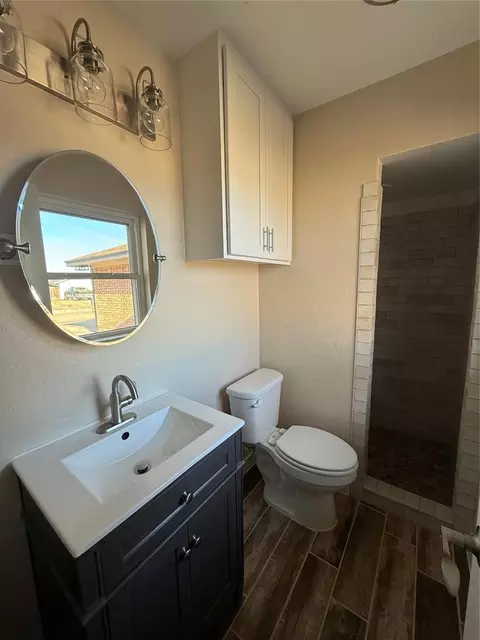 Bath - 1808 E Tyler St, Altus, OK 73521 photo 3 of 4