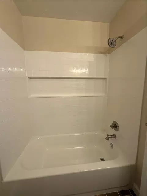 Bath - 1808 E Tyler St, Altus, OK 73521 photo 2 of 4