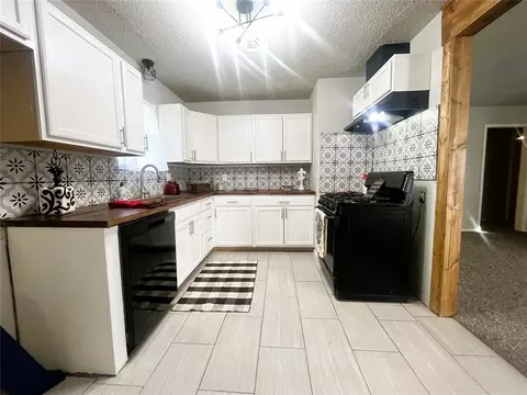 Kitchen - 821 Arnold Ave, Moore, OK 73160 photo 3 of 4