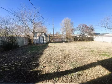 Exterior - 821 Arnold Ave, Moore, OK 73160 photo 3 of 4