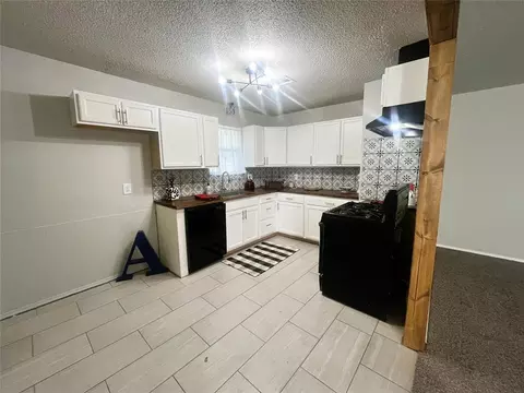 Kitchen - 821 Arnold Ave, Moore, OK 73160 photo 4 of 4