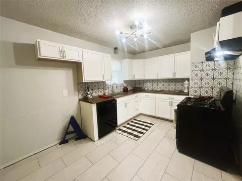 Kitchen - 821 Arnold Ave, Moore, OK 73160 photo 2 of 4