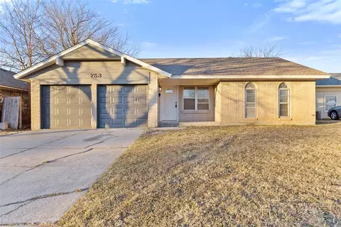 753 NW 1st St, Moore, OK 73160