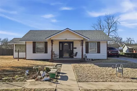 210 S Oak Ave, Hennessey, OK 73742