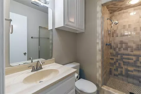 Bath - 809 Rye Rd, Norman, OK 73072 photo 1 of 3