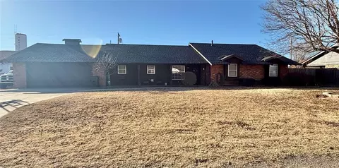 902 E Lincoln St, Sentinel, OK 73664