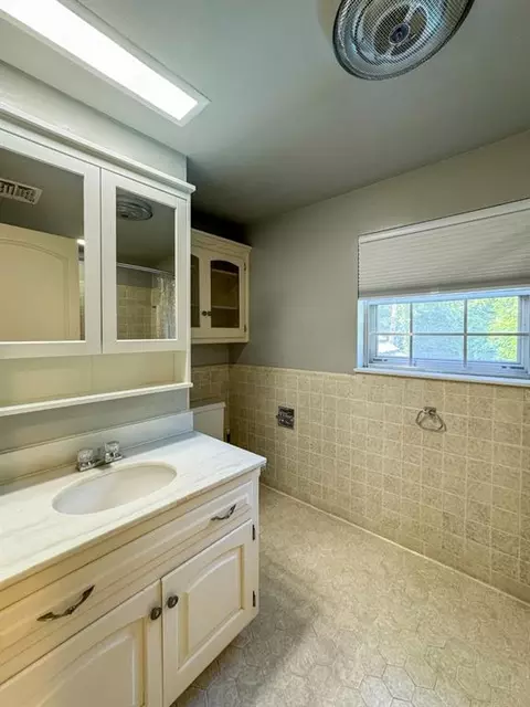 Bath - 1218 Benson Dr, Norman, OK 73071 photo 6 of 7