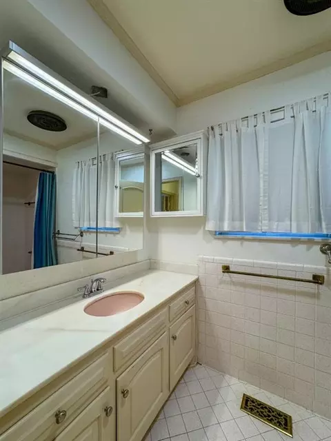 Bath - 1218 Benson Dr, Norman, OK 73071 photo 1 of 7