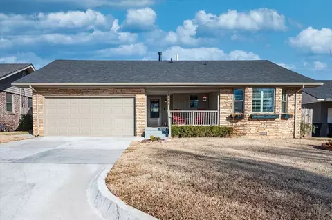 2309 Huntleigh Dr, The Village, OK 73120