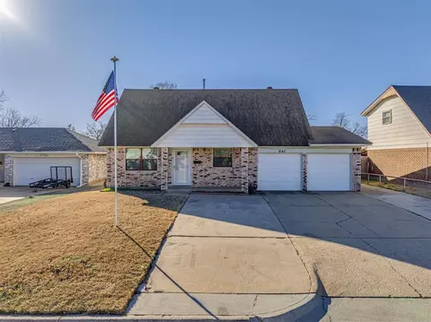 1040 SW 2nd St, Moore, OK 73160