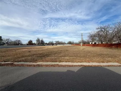 825 NW 34th St, Moore, OK 73160
