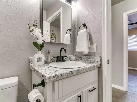 Bath - 912 Eufaula St, Norman, OK 73071 photo 2 of 2