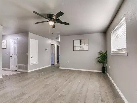 Living - 912 Eufaula St, Norman, OK 73071 photo 4 of 6