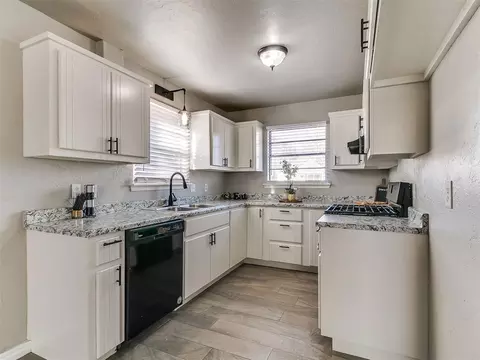 Kitchen - 912 Eufaula St, Norman, OK 73071 photo 4 of 4