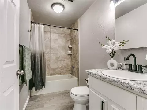 Bath - 912 Eufaula St, Norman, OK 73071 photo 1 of 2