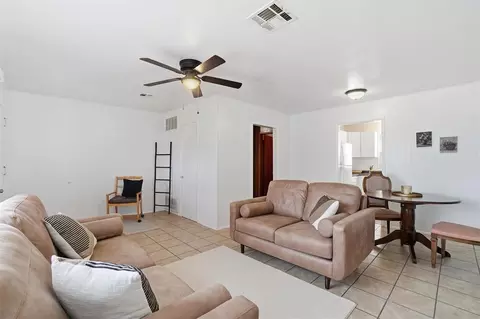 Living - 1016 E Pecan St, Altus, OK 73521 photo 2 of 6
