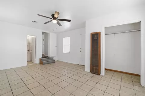 Living - 1016 E Pecan St, Altus, OK 73521 photo 5 of 6