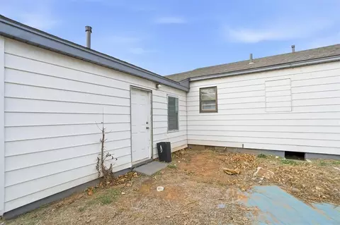 Exterior - 1016 E Pecan St, Altus, OK 73521 photo 2 of 5