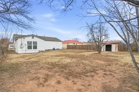 Exterior - 1016 E Pecan St, Altus, OK 73521 photo 4 of 5