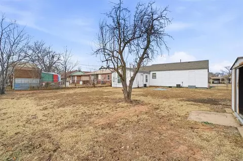 Exterior - 1016 E Pecan St, Altus, OK 73521 photo 5 of 5
