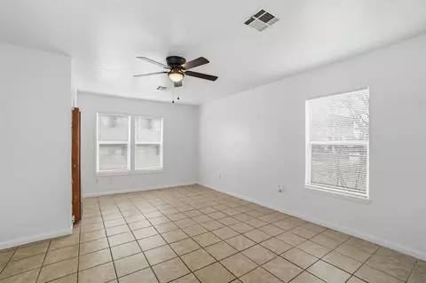 Living - 1016 E Pecan St, Altus, OK 73521 photo 3 of 6