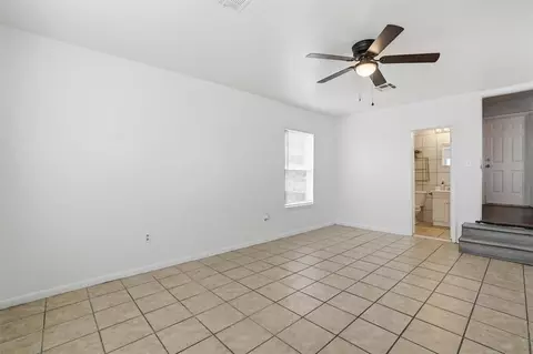 Living - 1016 E Pecan St, Altus, OK 73521 photo 6 of 6