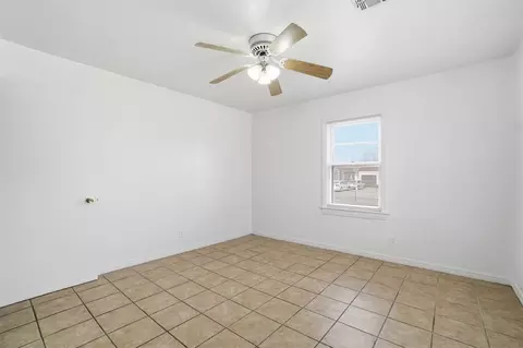 Bedroom - 1016 E Pecan St, Altus, OK 73521 photo 5 of 5