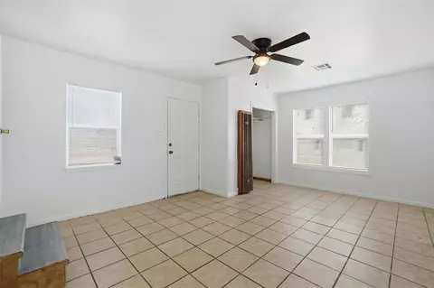 Living - 1016 E Pecan St, Altus, OK 73521 photo 4 of 6