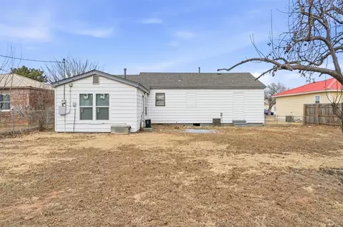 Exterior - 1016 E Pecan St, Altus, OK 73521 photo 3 of 5