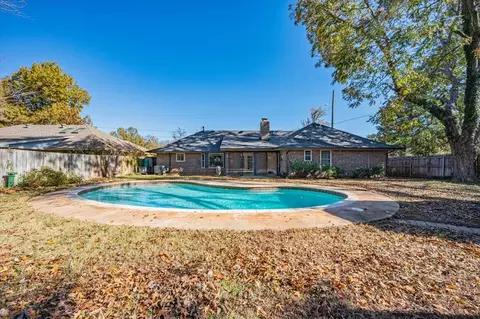 2704 S Berry Rd, Norman, OK 73072
