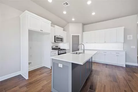Kitchen - 1300 Colonial Ave, Tuttle, OK 73089 photo 2 of 4