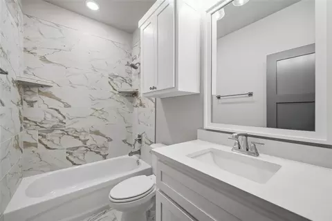 Bath - 1300 Colonial Ave, Tuttle, OK 73089 photo 5 of 6