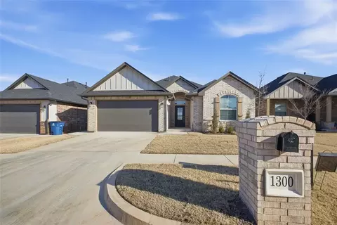 Exterior - 1300 Colonial Ave, Tuttle, OK 73089 photo 5 of 6