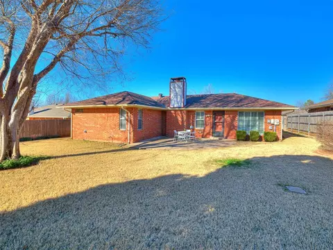 Exterior - 700 E 35th St, Edmond, OK 73013 photo 3 of 4