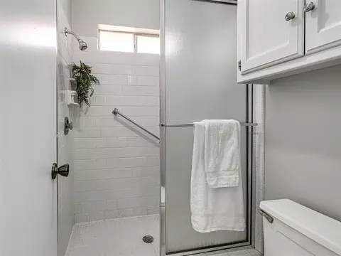 Bath - 700 E 35th St, Edmond, OK 73013 photo 2 of 5