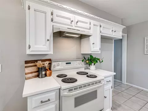 Kitchen - 700 E 35th St, Edmond, OK 73013 photo 3 of 4