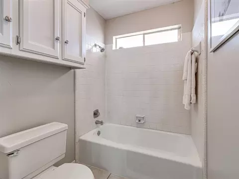 Bath - 700 E 35th St, Edmond, OK 73013 photo 4 of 5