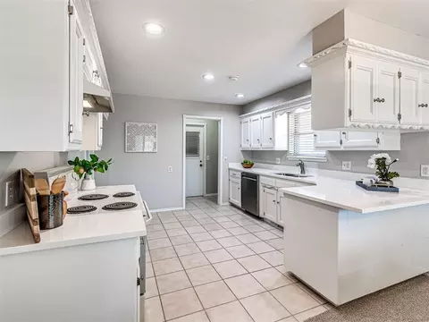 Kitchen - 700 E 35th St, Edmond, OK 73013 photo 2 of 4