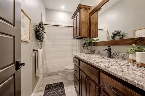 Bath - 2017 Providence Dr, Norman, OK 73071 photo 4 of 6