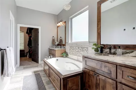 Bath - 2017 Providence Dr, Norman, OK 73071 photo 2 of 6