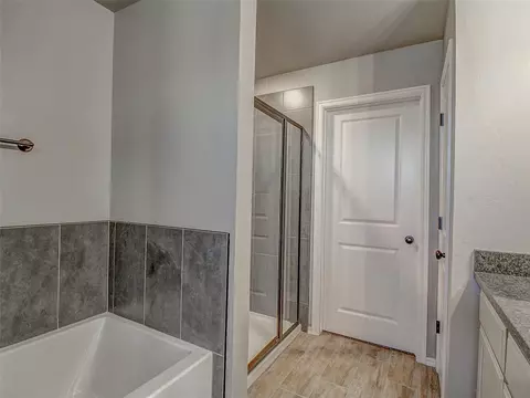 Bath - 15969 Pecan Rd, Mcloud, OK 74851 photo 3 of 4